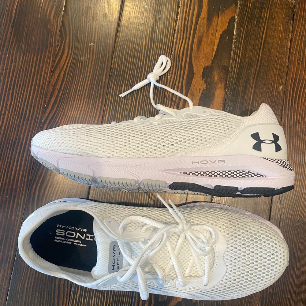 Under Armour Sonic 4 White HOVR New
Never worn
Mens size 13